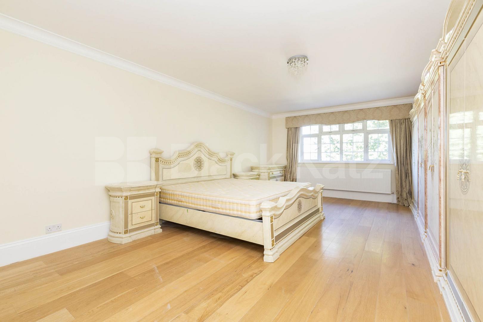 Very spacious six bed two reception rooms house with garden mins to tube Holden Road, North Finchley